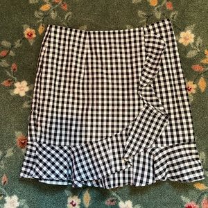 Nude black and white checkered skirt